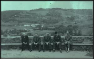 Enrique Lafuente Ferrari (centro, con gafas), Evaristo Valle (con sombrero) y amigos, Valle de Carrión, c. 1946. Archivo Enrique Lafuente Ferrari. Real Academia de Bellas Artes de San Fernando, Madrid.