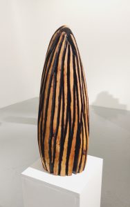 David Nash, Red and Black Sliced Egg, 2016. Galería Álvaro Alcázar, Madrid.