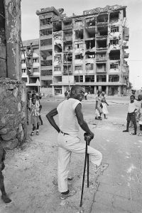 Gervasio Sánchez. Un hombre víctima de una mina antipersona Kuito (Angola). Abril de 1997.