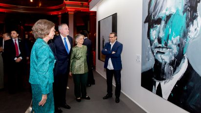 La Reina Sofía contempla el Premio BMW de Pintura 2018.