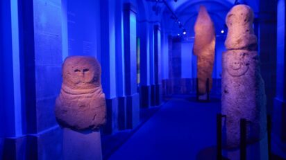 Nueva sala expositiva 'Gigantes de piedra' en el Museo de Navarra.