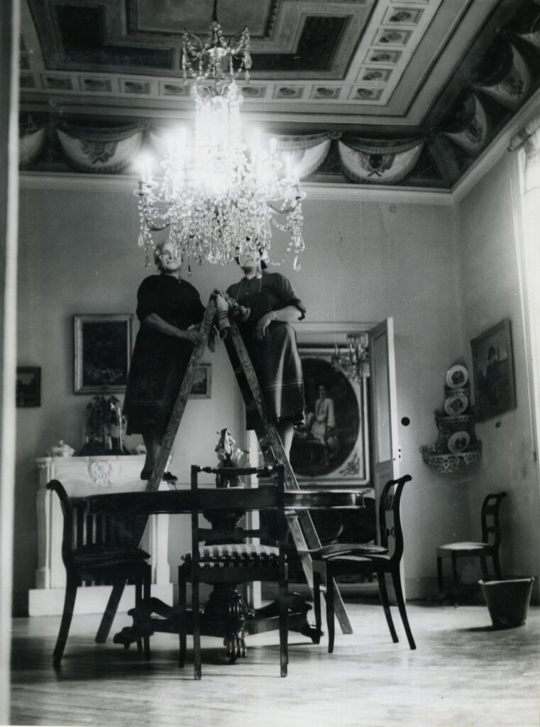 Limpieza de la lámpara del Comedor. Pastor. 1960.