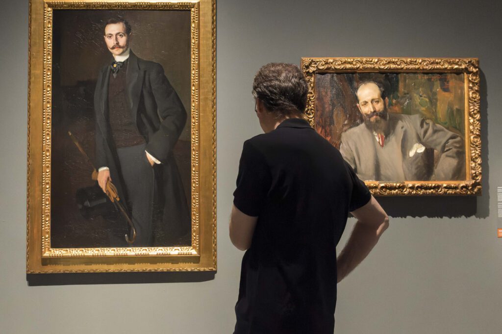 Visitante en la exposición 'XIX. El Siglo del Retrato. Colecciones del Museo del Prado. De la Ilustración a la modernidad'. © Fundación "la Caixa".